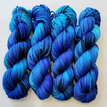Load image into Gallery viewer, Splendid Fairy Wren (Baa-Ram-Ewe 8ply DK) (C&C)