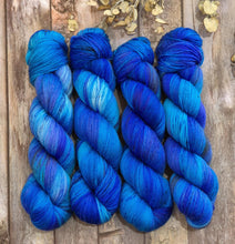 Load image into Gallery viewer, Splendid Fairy Wren (Fledgling 4ply Sock)
