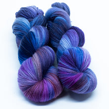 Load image into Gallery viewer, Variegated tones of blue and purple swathe the colourway Hummingbird. The brilliant Violet Sabrewing hummingbird is native to the edges of mountain forests near streams in Southern Mexico and Central America. This vibrantly variegated colourway of blue and purple, Hummingbird is a colourway designed as a gradient with Remnants and Bee Eater.
